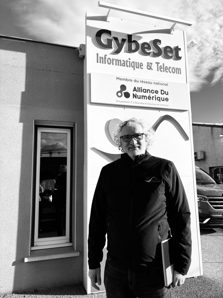 Directeur Gybeset Informatique devant les bureaux